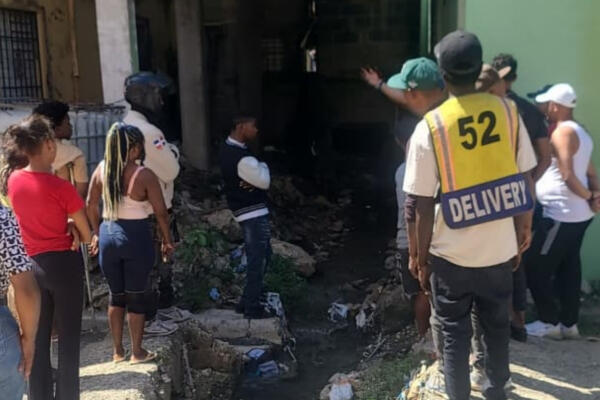 Miembros de la Policía realizan el levantamiento en la zona donde hallaron el cuerpo de la menor.