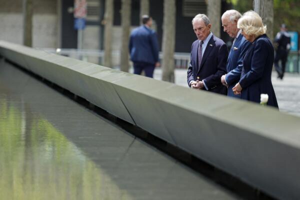 El rey Carlos y la reina Camila de Gran Bretaña, junto con el exalcalde de la ciudad de Nueva York, Michael Bloomberg, visitan el Memorial del 11-S durante su visita de Estado a Estados Unidos, en Nueva York, el 29 de abril de 2026. (Foto de Jeenah Moon / POOL / AFP)
