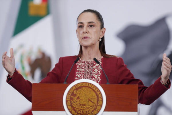 La presidenta de México, Claudia Sheinbaum, habla durante una rueda de prensa este martes, en Ciudad de México (México). EFE/ Isaac Esquivel
