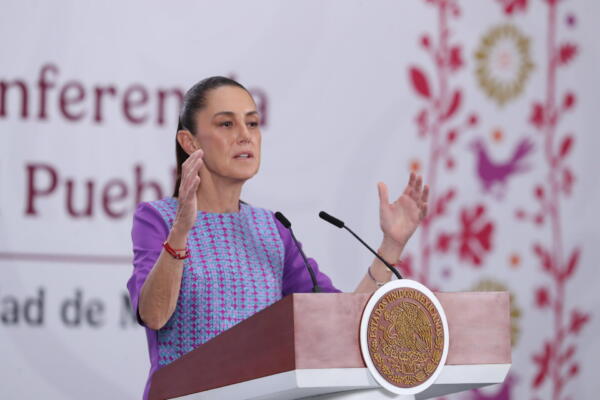 La presidenta de México, Claudia Sheinbaum, habla durante una rueda de prensa este jueves en el Palacio Nacional de la Ciudad de México (México). EFE/Mario Guzmán