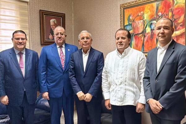 Comisión del Gobierno se reúne con Danilo Medina por crisis internacional.