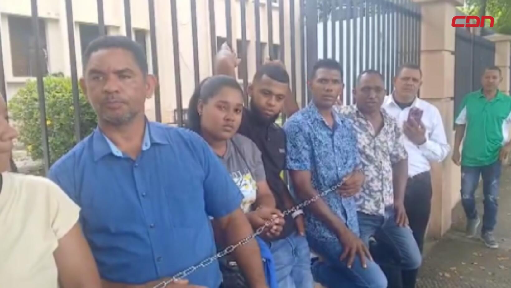 se encadenan frente al Palacio de Justicia de Moca