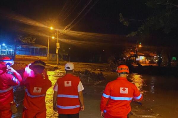 Imagen de miembros de la Cruz Roja mientras asisten a las comunidades afectadas. Foto: CDN Digital