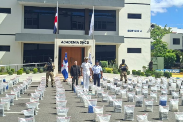 Incautan en Pedernales narcolancha con 1.6 toneladas de cocaína