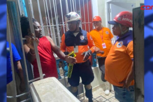 Miembros de la Defensa Civil exhortan a residentes en zonas vulnerables a evacuar ante el riesgo de inundaciones y deslizamientos por las lluvias.