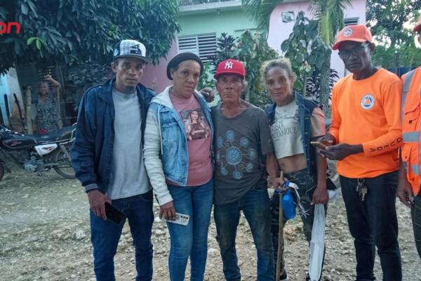 Miembros de la Defensa Civil durante el operativo de búsqueda que culminó con el rescate de un hombre reportado como desaparecido.