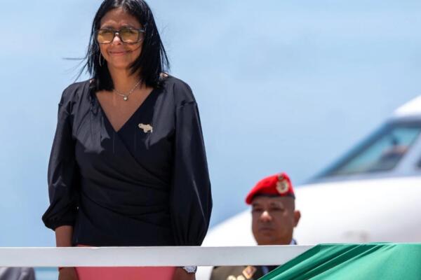Presidenta encargada de Venezuela llega a isla de Granada en su primer viaje internacional