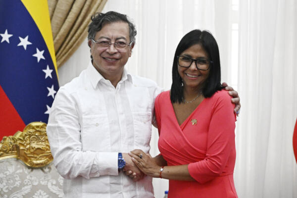 La presidenta interina de Venezuela, Delcy Rodríguez, y el presidente de Colombia, Gustavo Petro, se dan la mano durante una reunión bilateral en el Palacio Presidencial de Miraflores, en Caracas, el 24 de abril de 2026. (Foto de Federico PARRA / AFP)