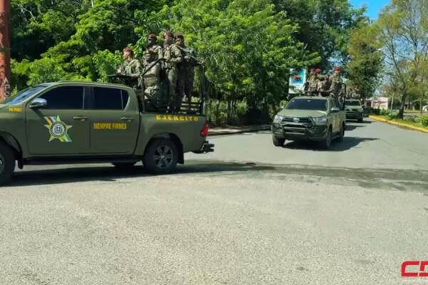 Imagen del amplio contingente del Ejército desplegado en San Francisco de Macorís ante el llamado a paro de 24 horas. Foto: CDN Digital