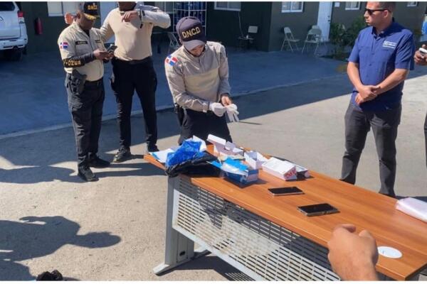 DNCD ocupa 11 paquetes de presunta marihuana en minibús
