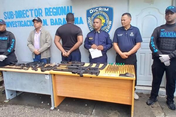 Armas de alto calibre ocupadas durante allanamiento en Barahona, donde fue detenido un sargento del Ejército vinculado a posesión ilegal de armamento.