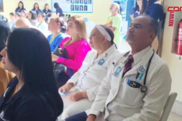 Fachada del hospital José María Cabral y Báez, que a 80 años de su fundación aún enfrenta retrasos en su proceso de remodelación. 