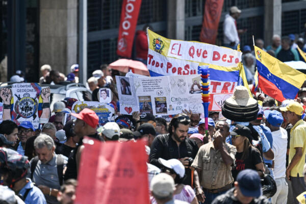 Dispersan con gases marcha hacia el palacio presidencial en Venezuela. Foto: Fuente externa 