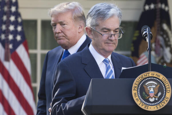 El presidente de Estados Unidos, Donald Trump, amenazó este miércoles con despedir al presidente de la Reserva Federal (Fed), Jerome Powell , si este permanece en el banco central al finalizar su mandato como director el próximo mayo, según afirmó en una entrevista con el canal Fox Business. EFE/ Michael Reynolds