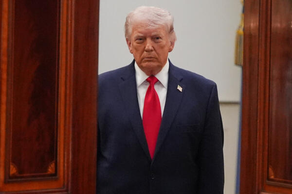El presidente estadounidense Donald Trump llega para pronunciar un discurso televisado sobre el conflicto en Oriente Medio desde el Salón de la Cruz de la Casa Blanca en Washington, D.C., el 1 de abril de 2026. (Foto de Alex Brandon / POOL / AFP)
