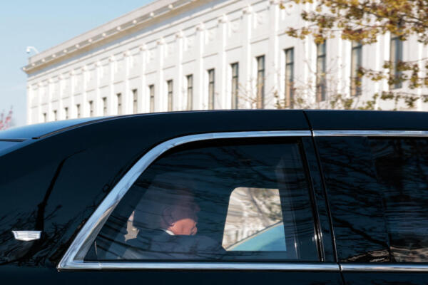 
El presidente estadounidense Donald Trump llega en su caravana al Tribunal Supremo de Estados Unidos en Washington, D.C., el 1 de abril de 2026. (Foto de Kent Nishimura / AFP)