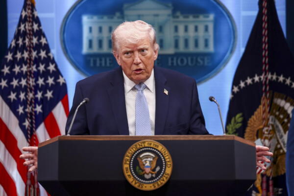 Foto de archivo de presidente de Estados Unidos, Donald Trump, que responde a una pregunta de los medios de comunicación durante una rueda de prensa sobre Irán desde la Casa Blanca en Washington D. C., Estados Unidos, el 6 de abril de 2026. EFE/JIM LO SCALZO