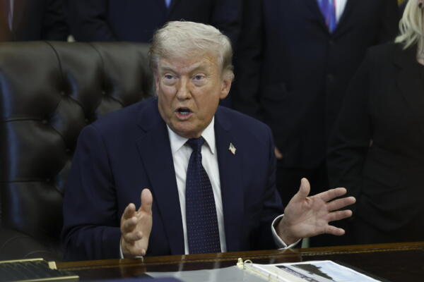 El presidente de Estados Unidos, Donald Trump, responde a una pregunta, en el Despacho Oval de la Casa Blanca, en Washington, D.C., EE.UU., el 23 de abril de 2026. EFE/WILL OLIVER/POOL