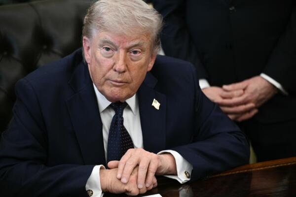 El presidente estadounidense Donald Trump observa durante una reunión con la embajadora del Líbano en Estados Unidos, Nada Hamadeh Moawad, y el embajador de Israel en Estados Unidos, Yechiel Leiter, en la Casa Blanca en Washington, D.C., el 23 de abril de 2026. (Foto de Brendan SMIALOWSKI / AFP)
