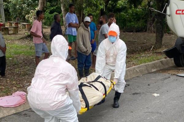 Autoridades levantan los cuerpos tras el accidente ocurrido en la comunidad El Papayo.