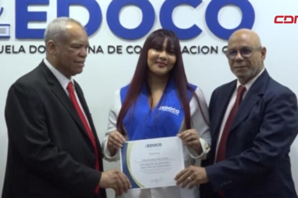 Egresan 25 del diplomado en oratoria y conducción de actos.