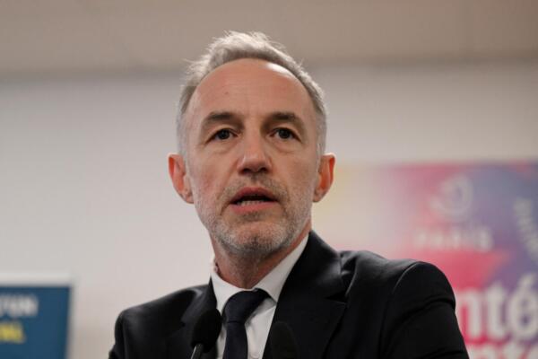 El alcalde de París, Emmanuel Grégoire, interviene durante una conferencia sobre salud mental celebrada en París el 1 de abril de 2026. (Foto de Anna Kurth / AFP)