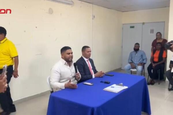 Funcionarios del IAD durante el encuentro con parceleros y comunicadores en Villa Altagracia, donde se anunciaron los detalles del proceso de titulación de tierras.
