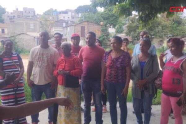 Comunitarios de Los Santos Abajo exigen respuestas por retrasos en el proyecto Arroyo Gurabo y la falta de soluciones para más de 100 familias afectadas.
