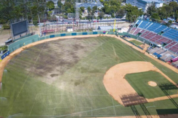 La celebración del concierto de Chayanne en el Estadio Quisqueya trae a la luz la urgente necesidad de mejorar la grama del estadio.