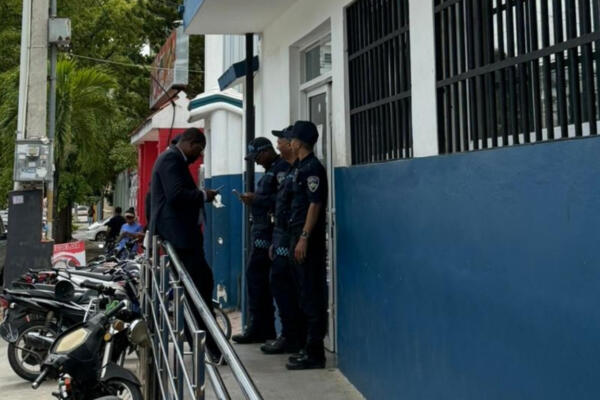 Detuvieron el coronel de la Policía Nacional, Fausto Madé Ramírez, acusado de agredir a una joven en plena vía pública en el sector Los Mina.