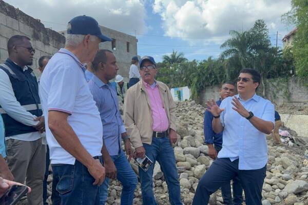 El director de la CAASD inspeccionó trabajos de saneamiento en cañadas de Santo Domingo y reiteró el llamado a evitar el vertido de basura.