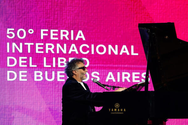 El artista argentino Fito Páez se presenta durante inauguración de la 50ª edición de la Feria Internacional del Libro de Buenos Aires este jueves, en Buenos Aires (Argentina). EFE/ Juan Ignacio Roncoroni
