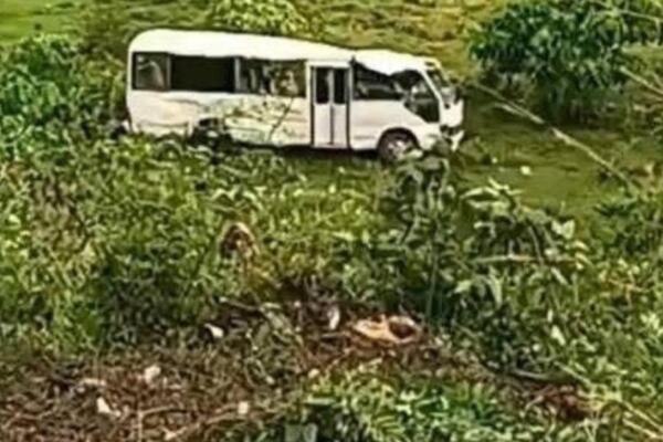 Guagua de transporte hotelero del hotel Viva Miches, cae a un precipicio en la curva de María La Blanca, Higüey