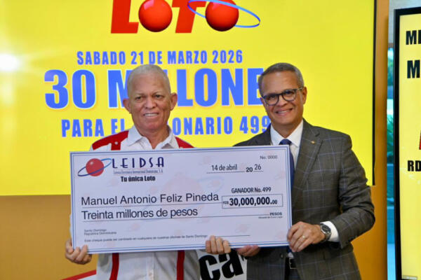 Manuel Antonio Feliz Pineda recibe premio de RD$30 millones como ganador del Loto de Leidsa