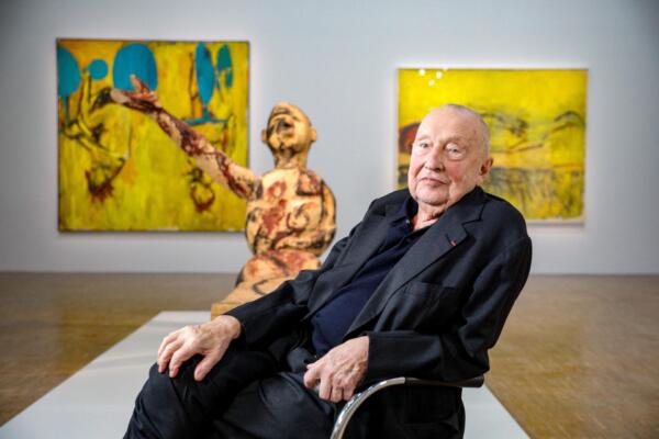 El artista alemán Georg Baselitz posa junto a algunas de sus obras expuestas en el Museo Nacional de Arte Moderno (también conocido como Centro Pompidou) antes de la exposición titulada 