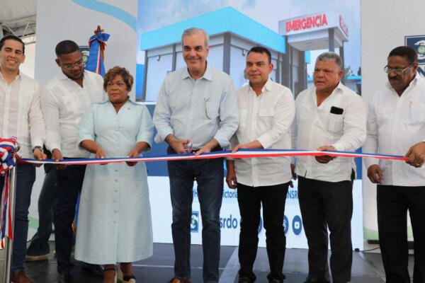 Autoridades en el acto de corte de cinta / Foto: Presidencia