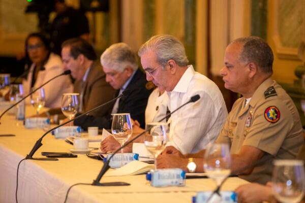 Gobierno y COE en sesión permanente ante intensas lluvias.
