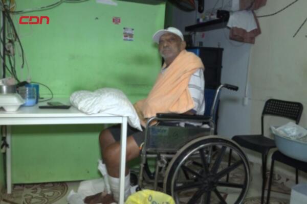 Vecinos piden ayuda para anciano con heridas infectadas en Santa Bárbara.