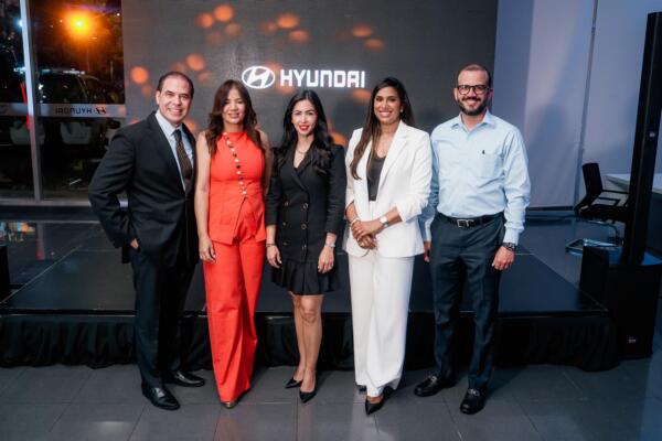 De izquierda a derecha 
Edy Báez, gerente de Ventas Hyundai; Arileidy Trinidad, coordinadora de Financiamiento y Seguros; Michelle Gómez, gerente de Mercadeo; Verenice Canela, gerente de Financiamiento y Seguros y Juan Pimentel, CFO Grupo Magna. Foto: Fuente externa 
