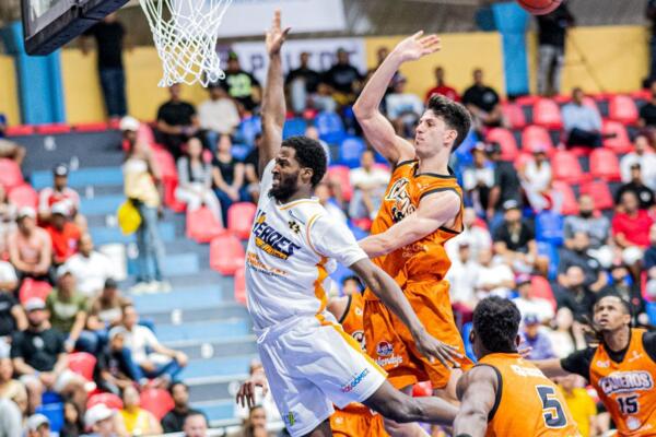 Héroes de Moca vencieron a Cañeros de La Romana y lograron su primera victoria en la LNB, con dominio defensivo y buen desempeño colectivo.