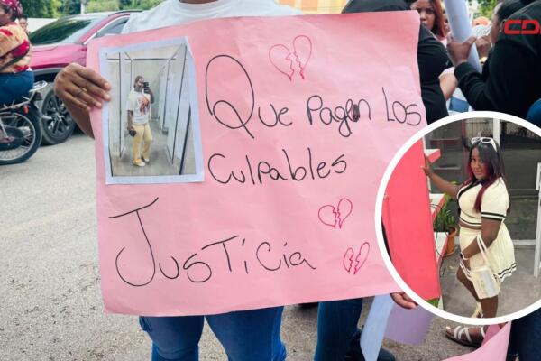 Familiares de la víctima protestan frente al Palacio de Justicia de Neyba durante la audiencia.