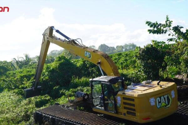 Equipos del INDRHI realizan labores de limpieza en el caño Colorado, en Arenoso, para mejorar el drenaje y proteger cultivos agrícolas.