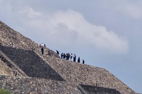 Integrantes de la Policía y peritos forenses resguardan la zona donde se registró un ataque con arma de fuego este lunes, en la zona arqueológica de Teotihuacán (México). EFE/ Madla Hartz/ MÁXIMA CALIDAD DISPONIBLE