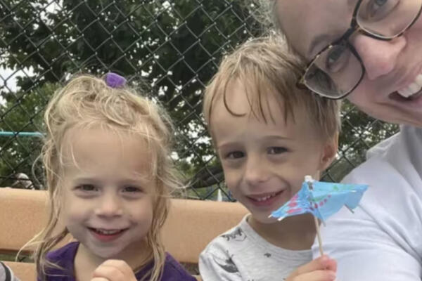 Janette MacAusland y sus hijos Kai y Ella de 6 y 7 años. 
