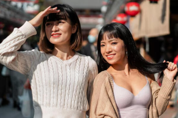 La crisis demográfica en Japón ha llevado a las autoridades a implementar el pago por conseguir pareja y casarse en apss de citas.