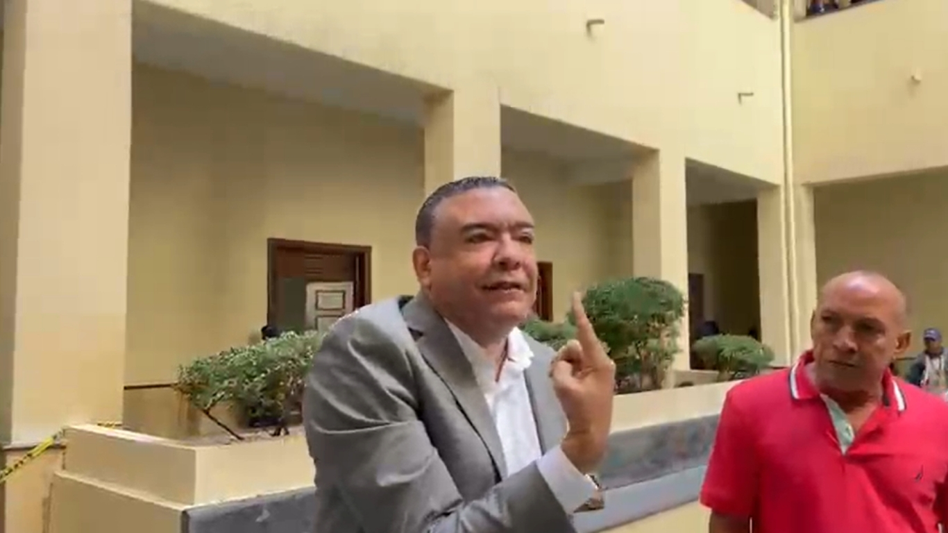 El comunicador Jhossan Capell agredió este lunes a una de las victimas del caso Jet Set mientras defendía a los hermanos Espaillat.