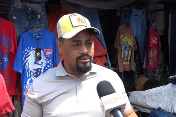 Juan Gil, secretario general de la Asociación de Buhoneros del Distrito Nacional ofrece declaraciones a CDN.