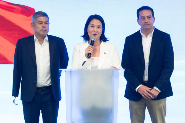 Fotografía del 13 de abril de 2026 de la candidata presidencial peruana Keiko Fujimori (c), en Lima (Perú). EFE/ Renato Pajuelo