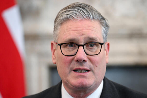 El primer ministro británico, Keir Starmer, celebra una reunión para discutir el conflicto entre Estados Unidos e Israel con Irán y su impacto en el estrecho de Ormuz, en el número 10 de Downing Street en Londres, el 30 de marzo de 2026.  (Foto de Jaimi Joy / POOL / AFP)
