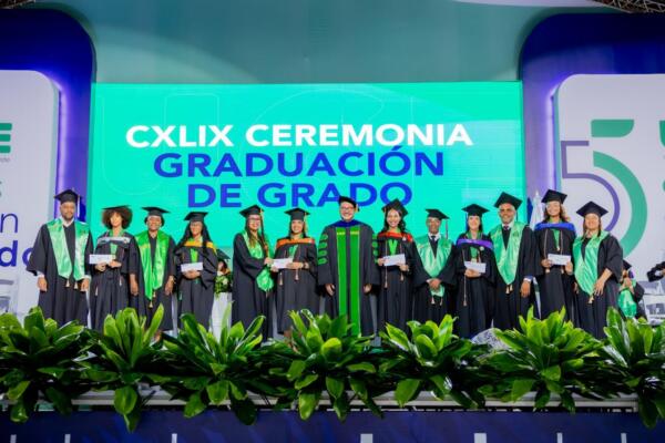 UCE gradúa 915 nuevos profesionales y especialistas.

